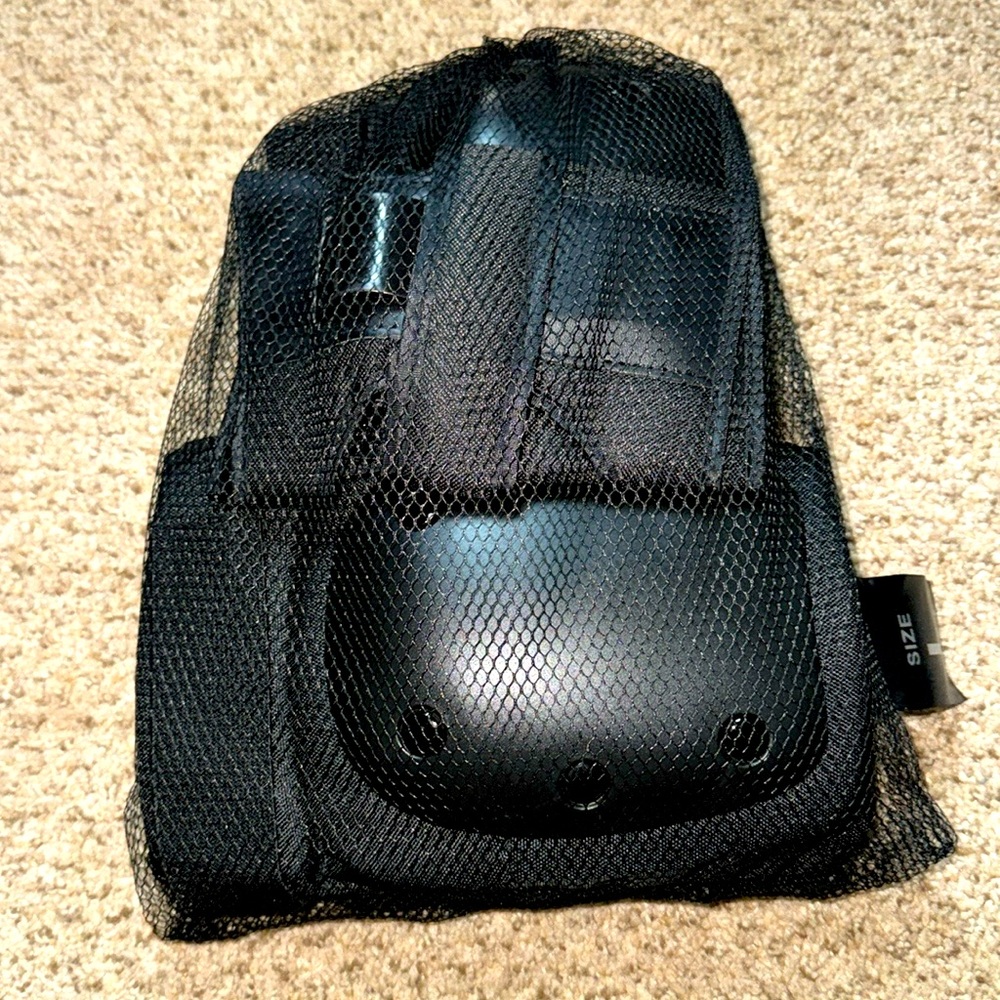 Unisex sports knee elbow hand and wrist sports pads new with tags Adult Large